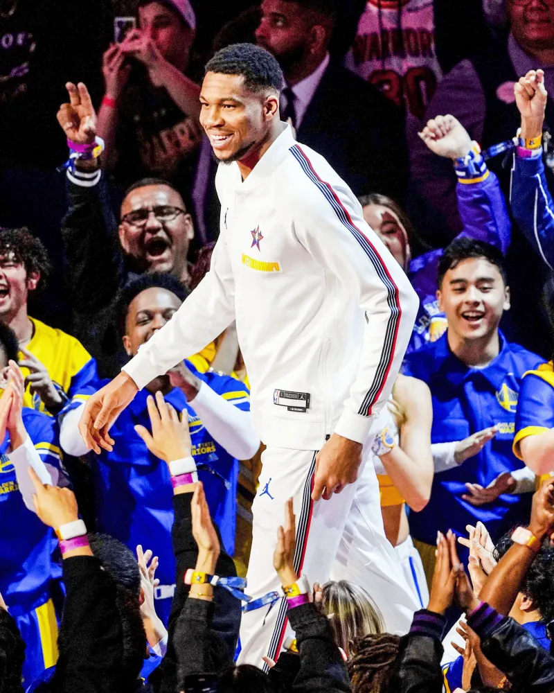 爱游戏体育-包含字母哥迎来十赛季出色发挥，巴黎圣日耳曼观众热烈欢呼！再创辉煌时刻的词条