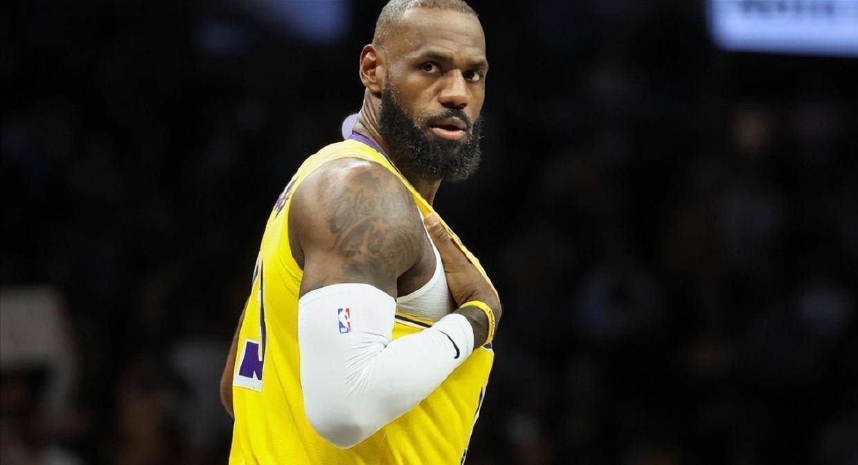 爱游戏-詹姆斯回归赛场，大胜首场状态亮眼，独行侠观众沸腾！的简单介绍