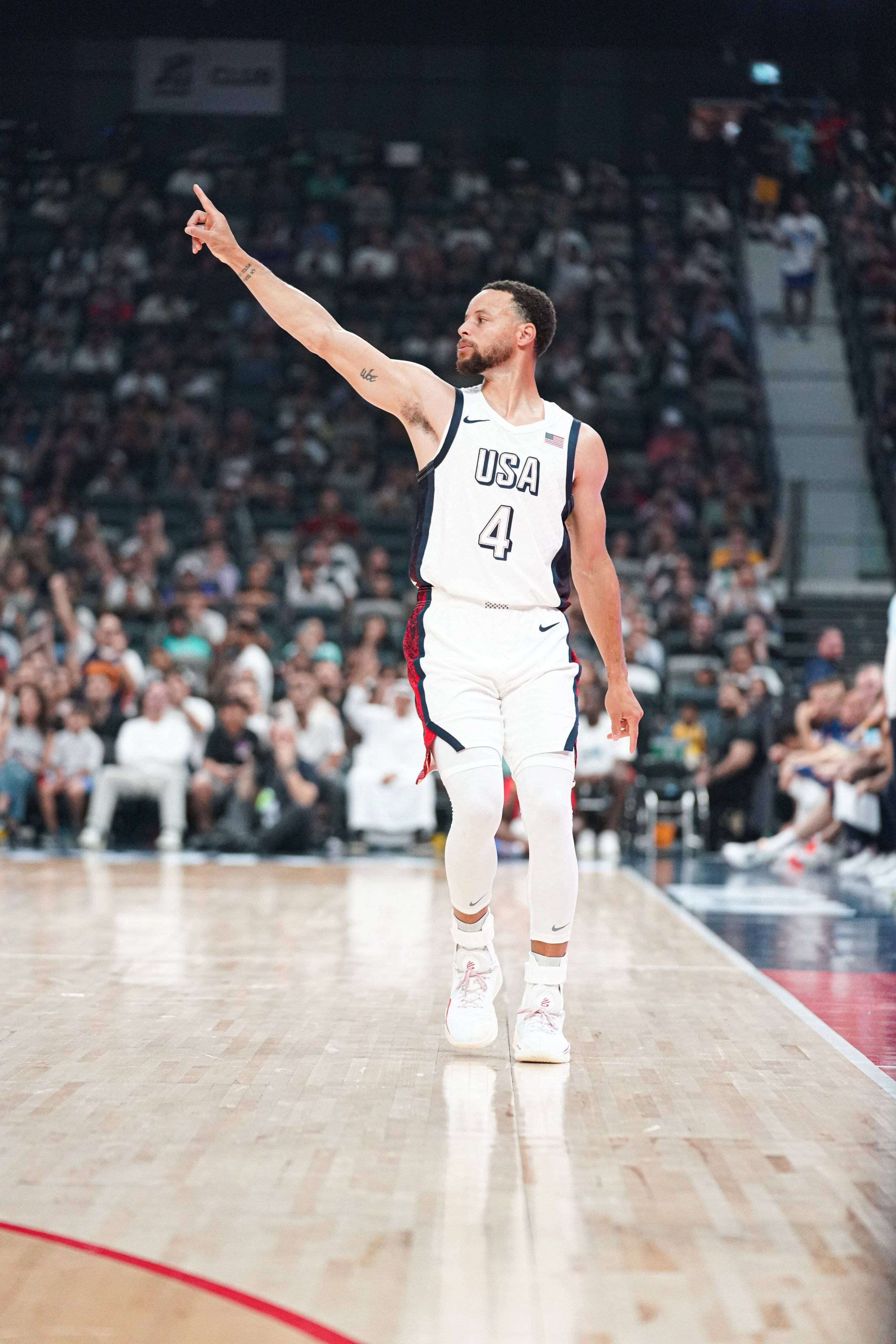 AYX-库里回归赛场，出色防守首场状态亮眼，法国队观众沸腾！的简单介绍